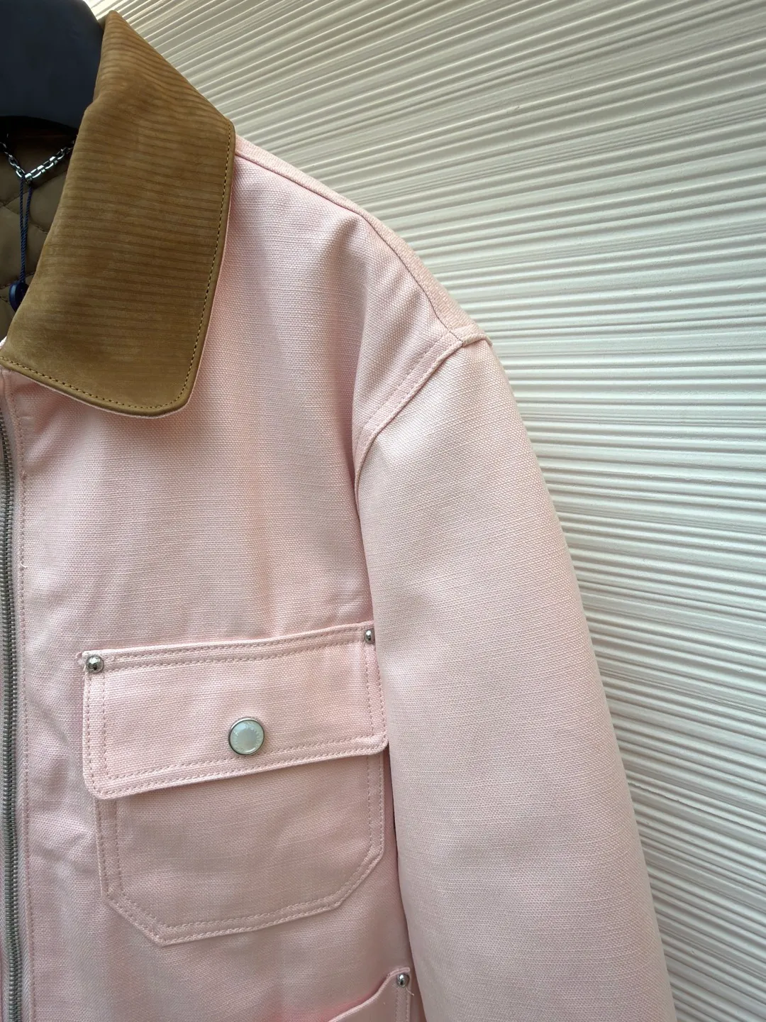 LOUIS VUITTON spliced lapel jacket ●Authentic product: purchased and developed by 27991 ●Item number: 1680418-C40 ●Fabric: denim fabric ●Technology: made on positioning cutting machine ●Version: fitted version ●Weight: about 1110 grams ●Size: 44-46-48-50-52 ●Description: Made of customized cotton fabric! The texture is great, soft and strong to the touch, not only comfortable to wear, but also very durable! The pink is dyed evenly, with no color blocks or fading, and the color fastness is strictly controlled! The hem pockets are decorated with leather labels, the writing is clear and neat, the thickness and spacing of the fonts are consistent with yb, the details are perfectly controlled! The spliced lapel design, the overall routing is straight and delicate, the fabric is comfortable and soft, the color is consistent and there is no color difference It can be matched with the same style to create a fashionable look, and can be used in various occasions. Customized accessories, complete with three standards, same style for men and women!